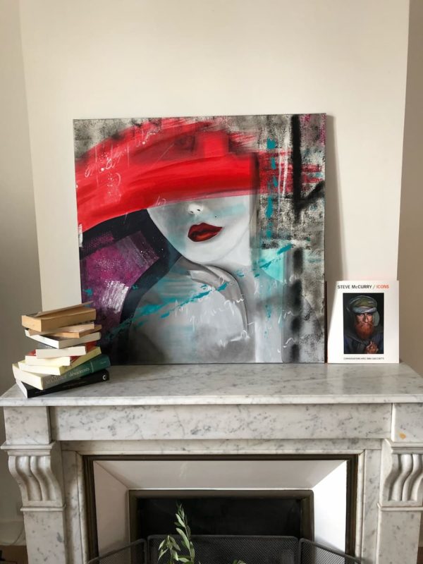 Toile Acrylique femme au chapeau vue sur un bureau